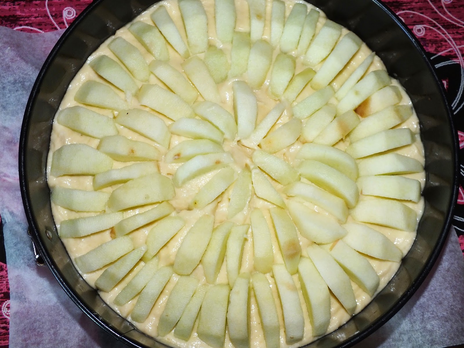 Нарезать яблоки для шарлотки