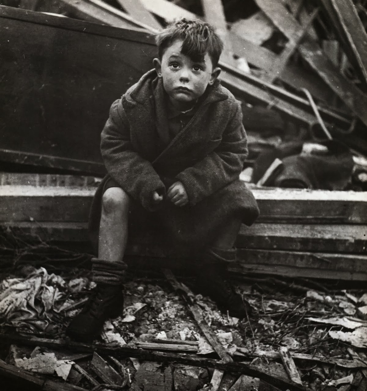 Tập Truyện Heinrich Böll Nobel 1972: Đêm Thánh Vô Cùng, Nàng Anna xanh xao, ...  Abandoned+boy+holding+a+stuffed+toy+animal+amid+ruins+following+German+aerial+bombing+of+London,+1940