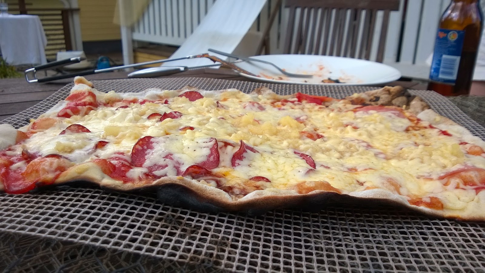 Jösses mikä pizza valmistuu grillissä!