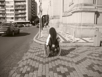 Eu e minha cadeira de rodas.