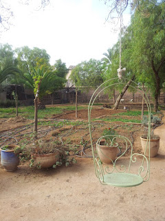 Balançoire romantique devant le potager de l'hôtel Les Deux Tours à Marrakech