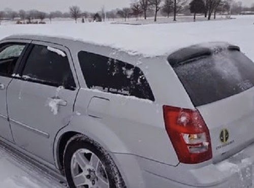 This Guy Removed a Pile Of Snow From His Car By Using A Seriously Genius Solution This Guy Removed a Pile Of Snow From His Car By Using A Seriously Genius Solution
