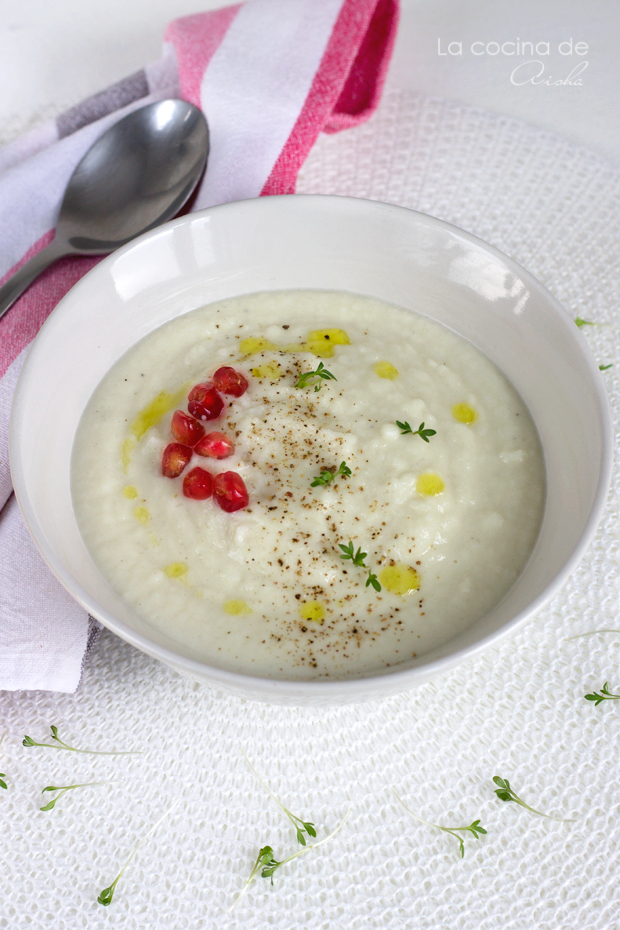 Crema De Coliflor Asada Y Ajo Con Granada Y Germinados De Rabanitos
