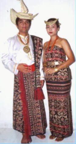 KEEP SMILE: Rumah dan Pakaian adat