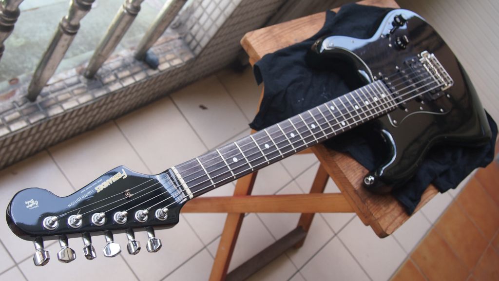 Cheap and easy DIY guitar nut lubricant DIY Strat (and other guitar