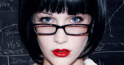 Wanita dengan kacamata culun frame bulat