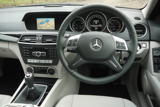 Mercedes-Benz C220 CDI BlueEfficiency Executive SE cockpit