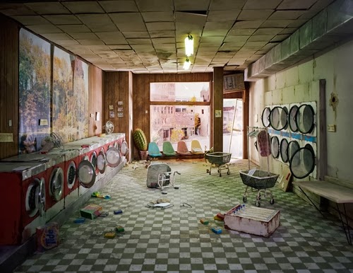 13-Laundromat-Day-Time-Photographer-Lori-Nix-Model-Making-Painting-Photography-www-designstack-co