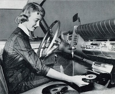 Wikipedia-Foto-Plattenspieler+im+Auto.jpg