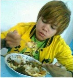 Foto Justin Bieber Makan di Warteg