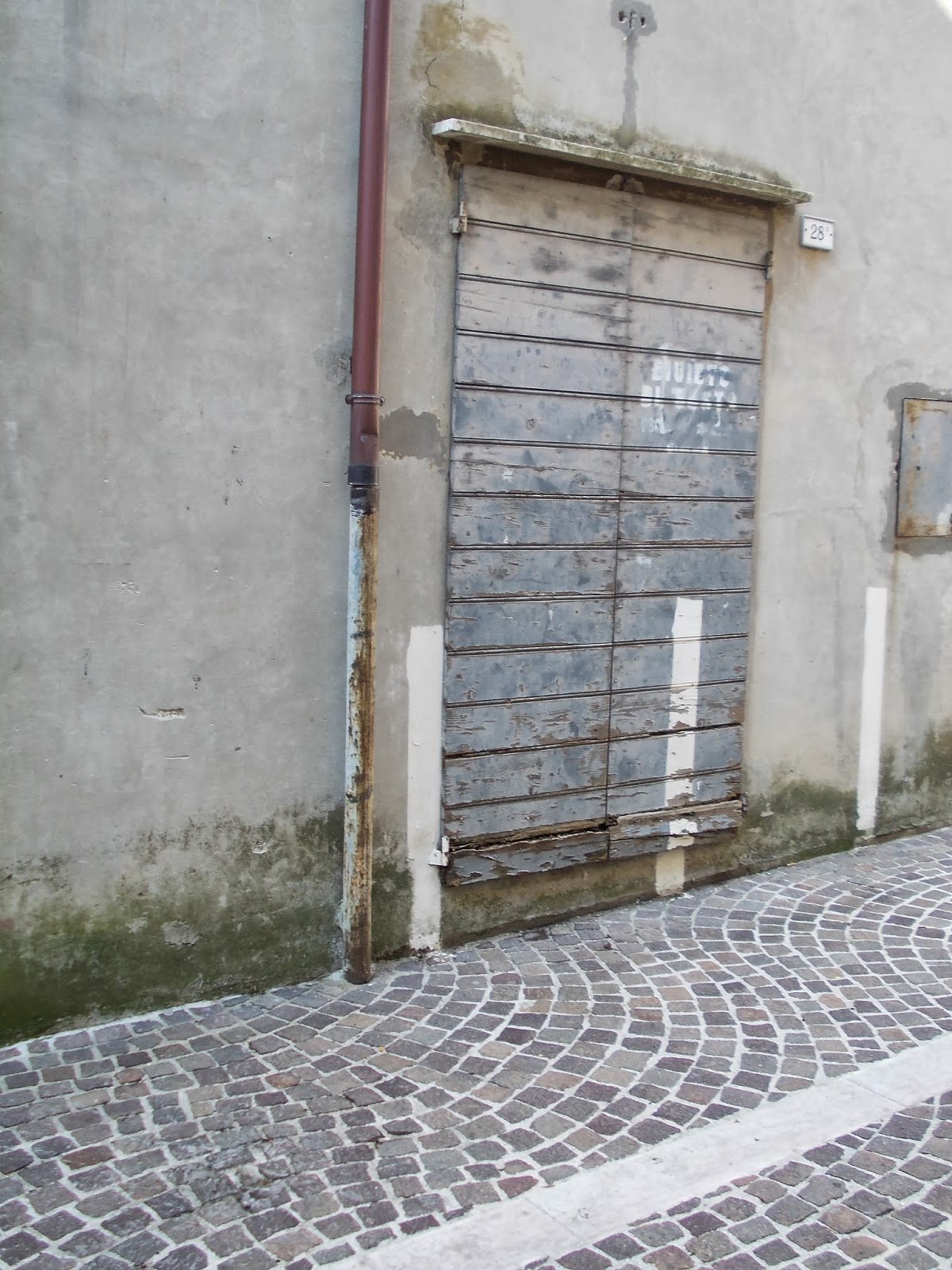 Ilquadernone Porta tv a bandiera per angolo