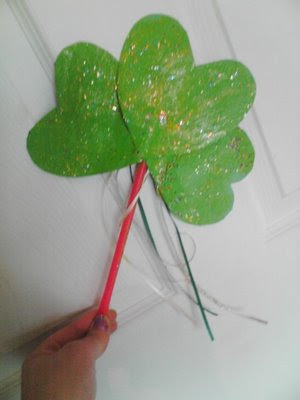 Easy preschool Shamrock Craft from paper hearts