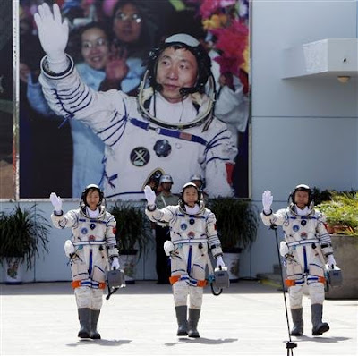 Kembalinya Astronot Perempuan pertama ke Bumi
