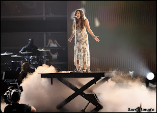 Demi+lovato+skyscraper+live+do+something+awards+2011