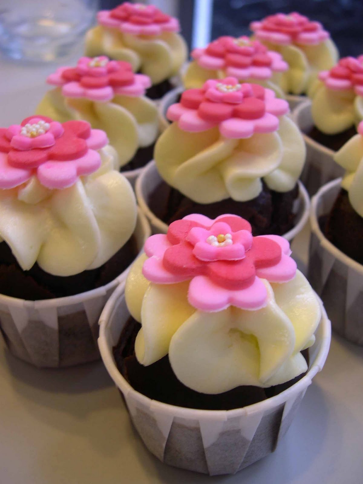 Gracie Cooks! The Ultimate Vanilla Cupcake Bar None