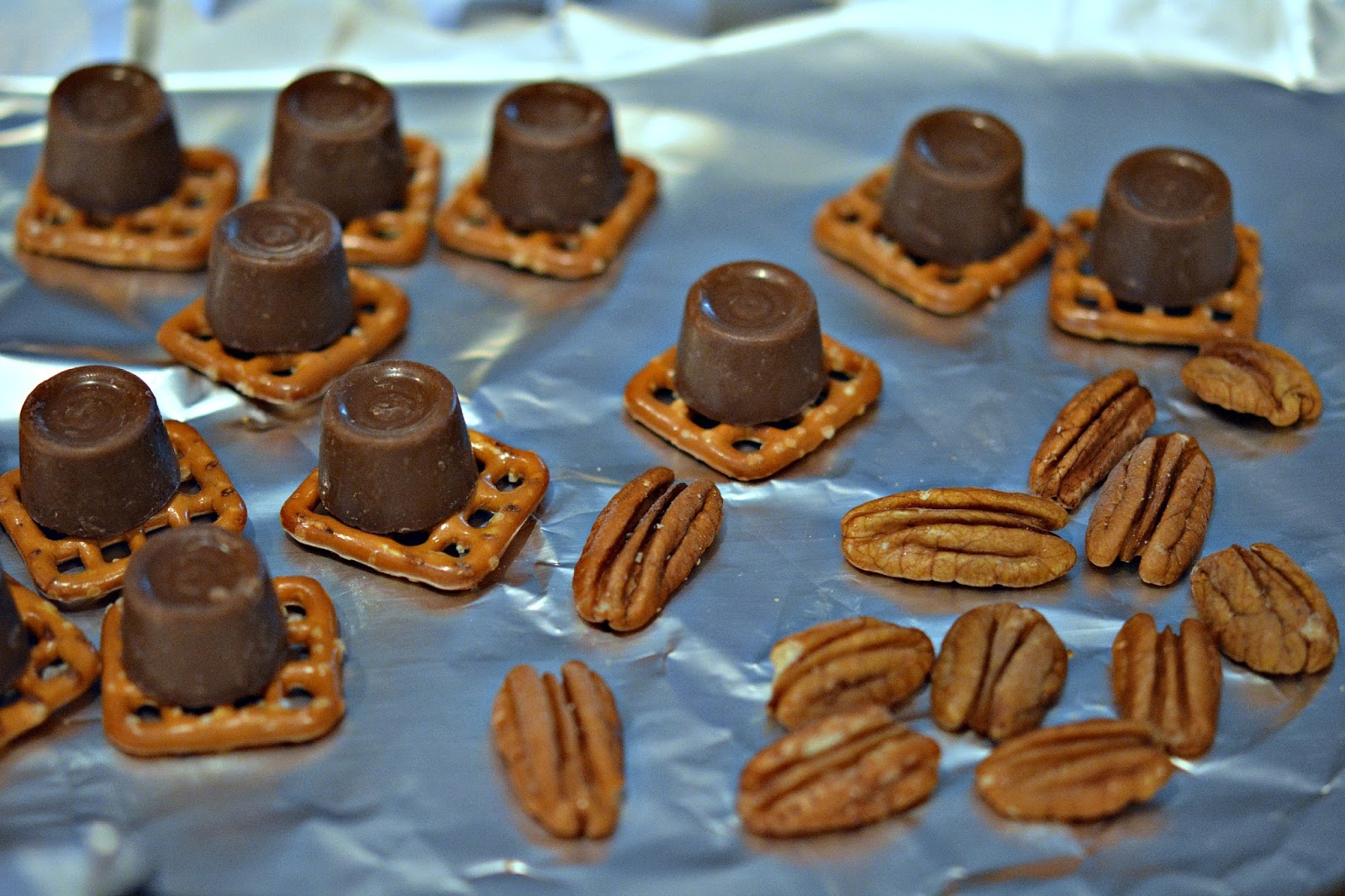 ROLO PECAN PRETZEL BITESA MUST FOR YOUR CHRISTMAS PLATTERS!! Hugs