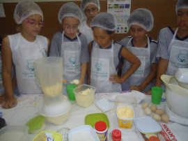 Luana colocando a nata.