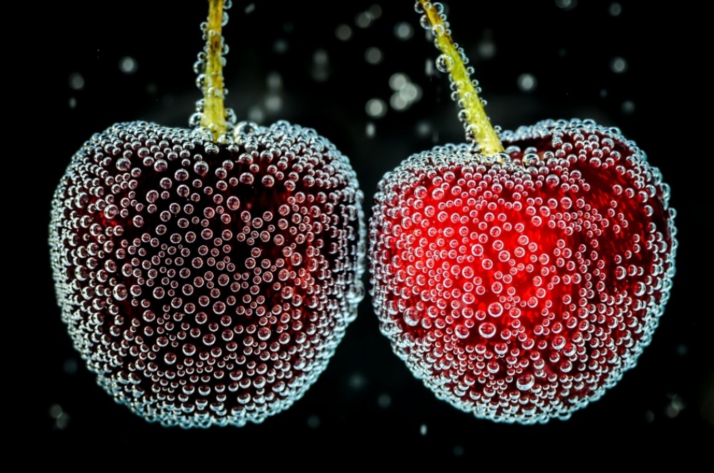 The 100 best photographs ever taken without photoshop - Cherries under the water