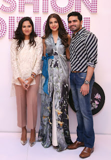Sania Maskatiya with her Muse Sana Sarfaraz Sunsilk Designer Bottles 2015, Kamiar Rokni, Nida Azwer, Sania Maskatiya, Karma, Maheen Kirdar, Areeba Habib, Zara Peerzada, Fouzia Aman, Fashion meets beauty, Sunsilk Shampoos, Limited edition Shampoo bottles, Fashion blog, Beauty blog, red alice rao, redalicerao