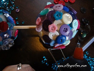 http://www.niftynnifer.com/2015/09/motherdaughter-button-topiary.html #Buttons #Topiary #Craft