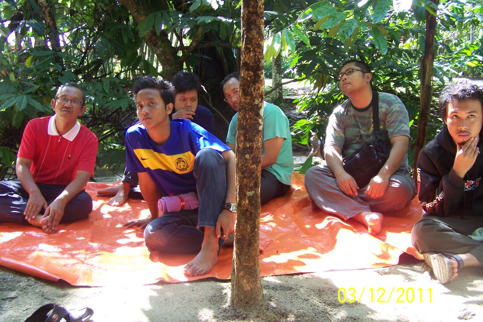 CINTA ITU DIA: Berfoya Foya Di Tepian dan Dalam Sungai