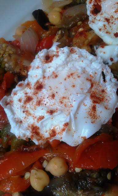 Ensalada De Garbanzos Y Verduras Asadas Con Huevos Escalfados