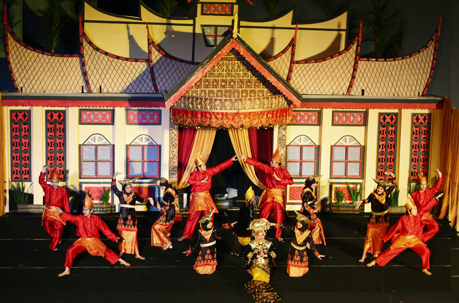 Seni Teater Tradisional Yang Terkenal Di Indonesia | Seni ...