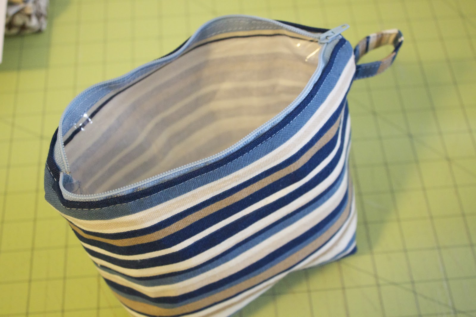 Handmade by Meg K VinylLined Makeup Bag {Tutorial}