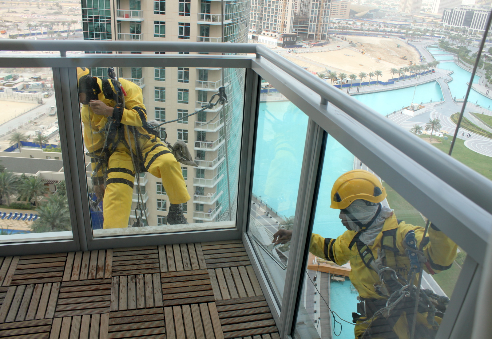 Hello, Dubai! Dirty Jobs, Dubai Edition Cleaning a Skyscraper