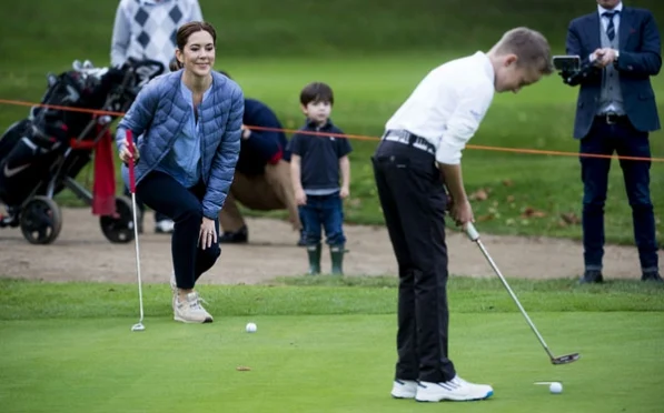 Hier, la Princesse Mary s'est rendue au Asserbo Golf Club pour remettre un prix à un golfeur junior avec qui elle a joué. 