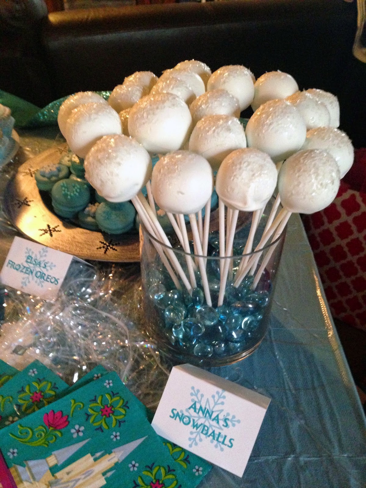 Frozen Birthday Party: Cake Pops + more ideas from Alice Scraps Wonderland Frozen Birthday Party: Cake Pops + more ideas from Alice Scraps Wonderland