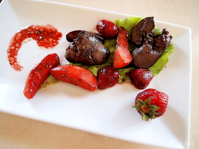 liver with strawberries and apples