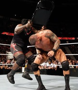 foto donde aparece mark henrry aplicando un fuerte silletazo a la espalda de randy