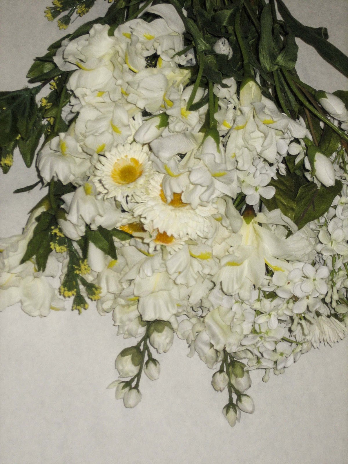 GARAGE SALE A Bundle Of WHite Silk Flowers