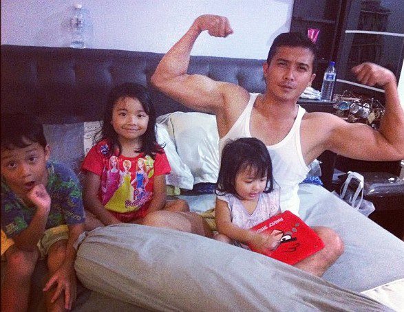 Pergh Aaron Aziz Menunjukkan Musclenya Ketika Beriadah Bersama Anaknya Info Viral