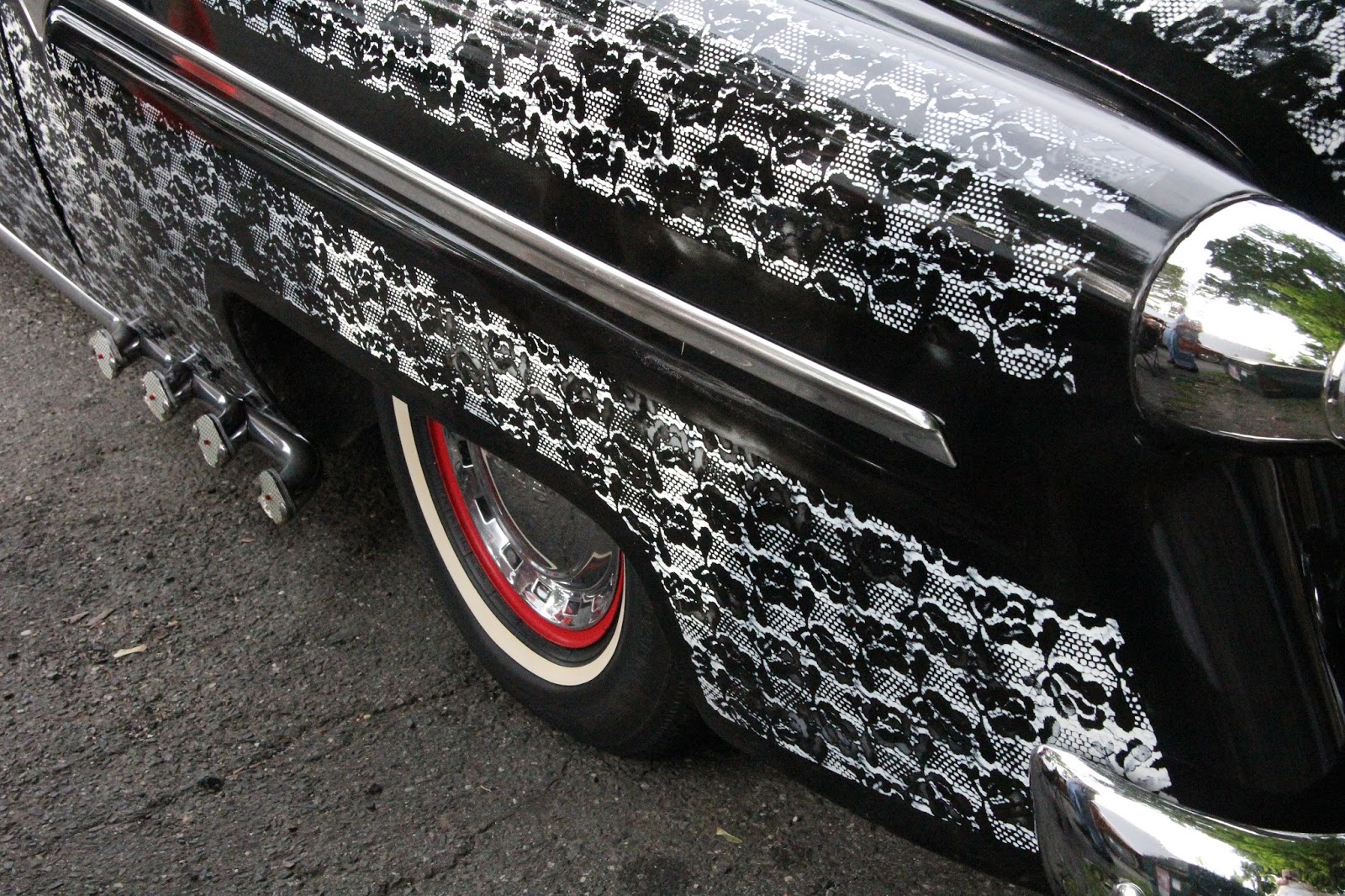 SAGANews A Man, a car and lace