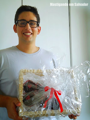 Ítalo Duarte e a Cesta temática da Doceterapia Cupcakes Ítalo Duarte e a Cesta temática da Doceterapia Cupcakes