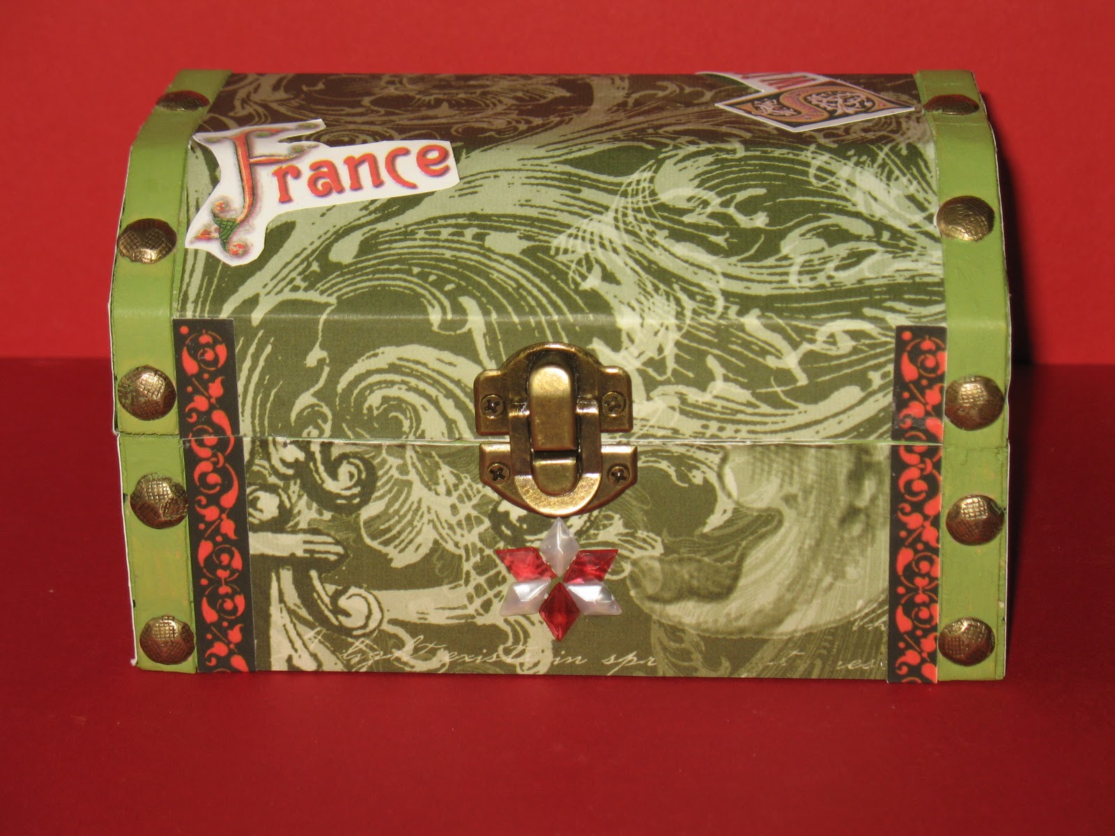 Chattering Robins Treasure Chest of Dreams