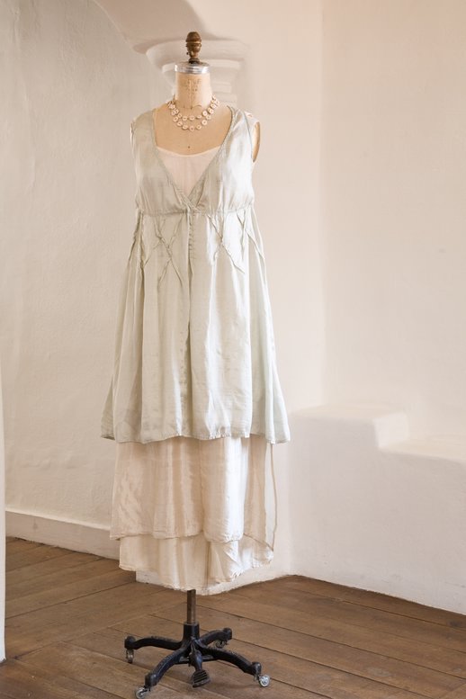 init Bcn Vestir lino. Wearing linen clothes.