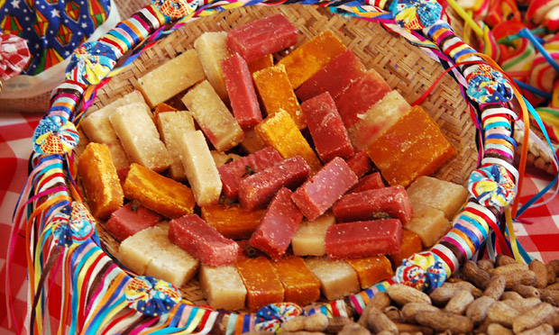 Em uma cesta decorada com fitas coloridas, coloque docinhos deliciosos Em uma cesta decorada com fitas coloridas, coloque docinhos deliciosos