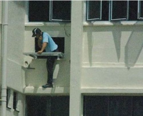 installing-ac-units-dangerous-heights-crazy-7.jpg