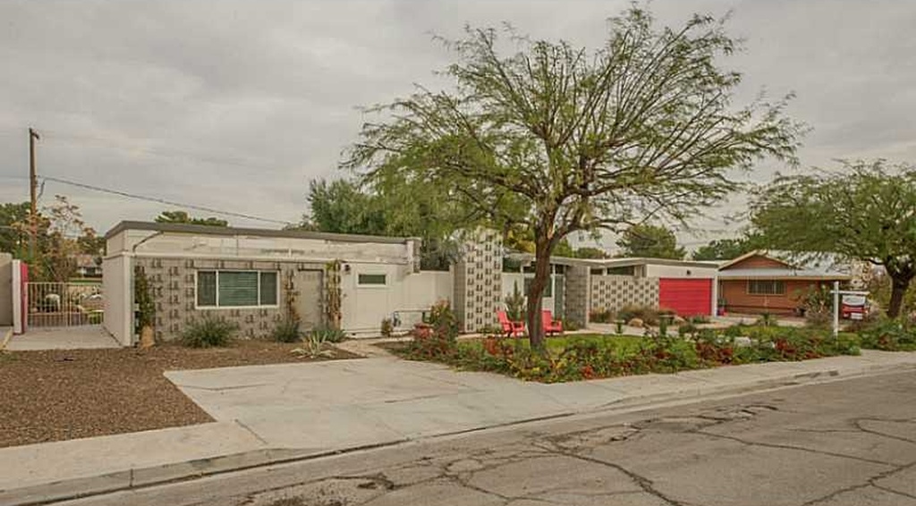 The Krisel Connection: Paradise Palms Butterfly Roofed Golf Course Home