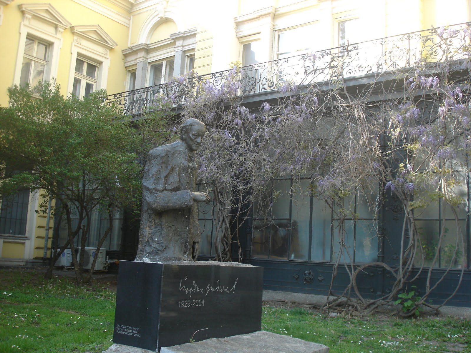 Резултат с изображение за йордан радичков паметник