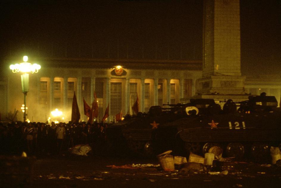 天安门对峙: 八九图片：1989年6月4日凌晨5点左右，学生撤离、士兵冲上