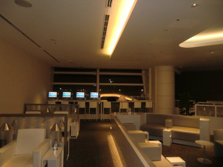 15 Tips For Sleeping In Airports (+ 15 Best Airports To Sleep In)