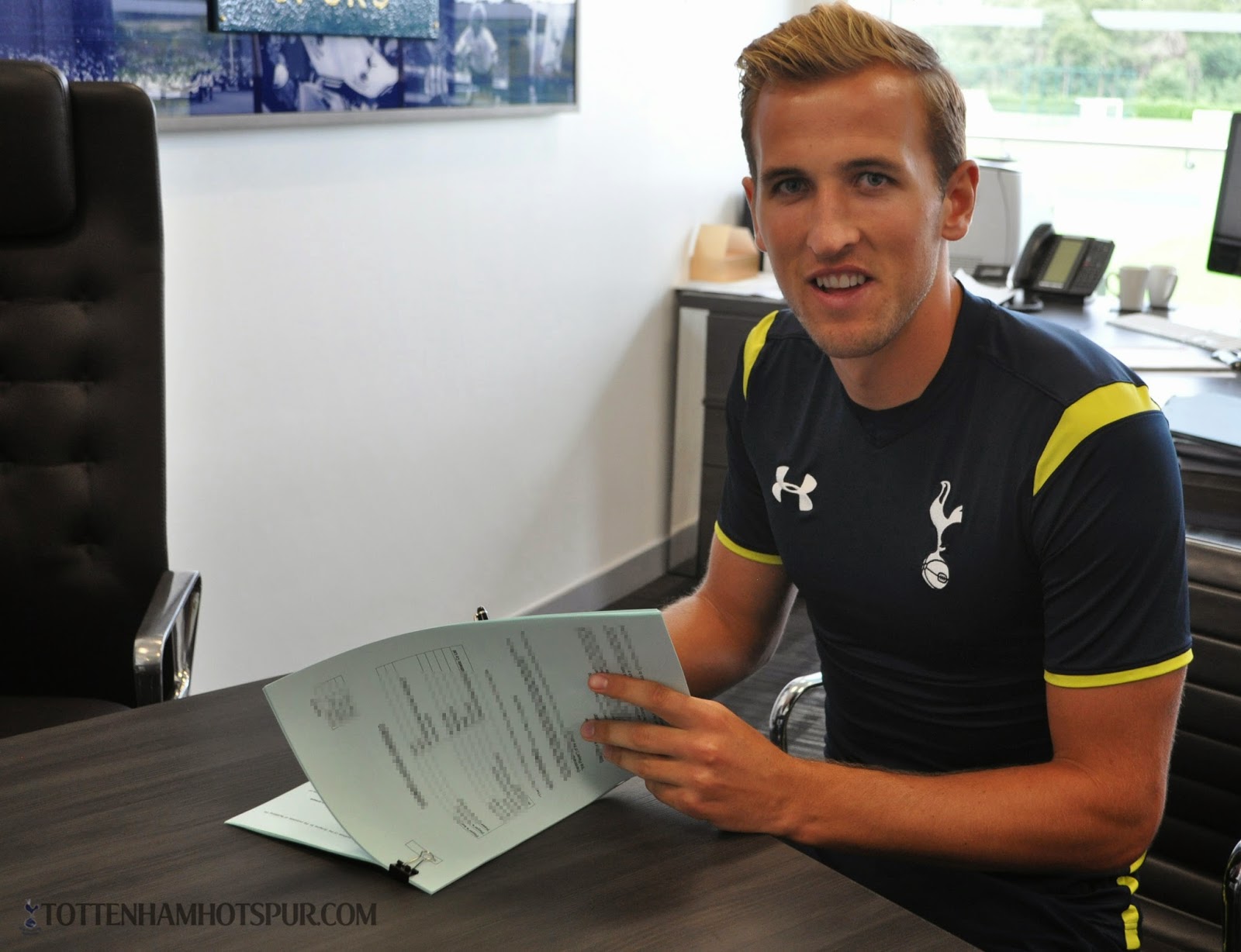 http://2.bp.blogspot.com/-dDbdRPm9x2w/U-zTxQJUujI/AAAAAAAAGLw/TCyiFL9s_Rw/s1600/Harry_Kane_contract_web.jpg