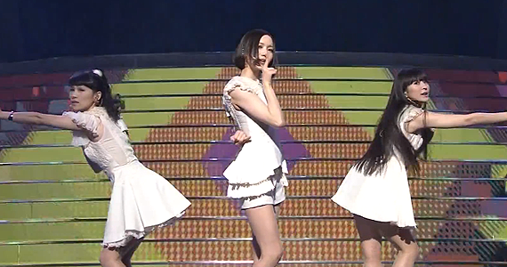 Perfume perform "Magic of love" at the 64th Kouhaku uta gassen. AKB48 sent to take a train carriage worth of seats | Random J Pop