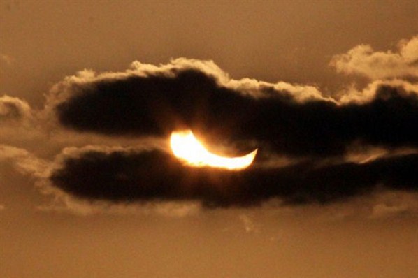 شاهد كسوف الشمس الذي حدث اليوم في طوكيو Tokio+-eclipse-08
