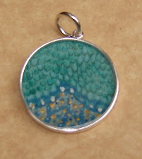 Lo ultimo en joyas de plata con aplicaciones de cuero de pescado pintado a mano