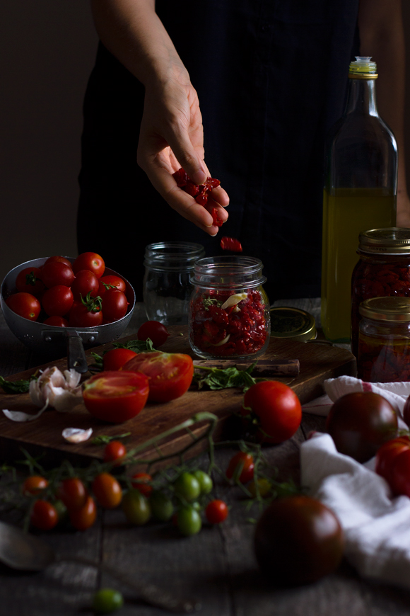 Getrocknete Tomaten werden im Haus hergestellt Trockene Tomaten